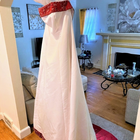 David's Bridal:RED AND WHITE WEDDING DRESS w/ONE BRIDESMAID AND TWO FLOWER GIRL - Picture 3 of 16